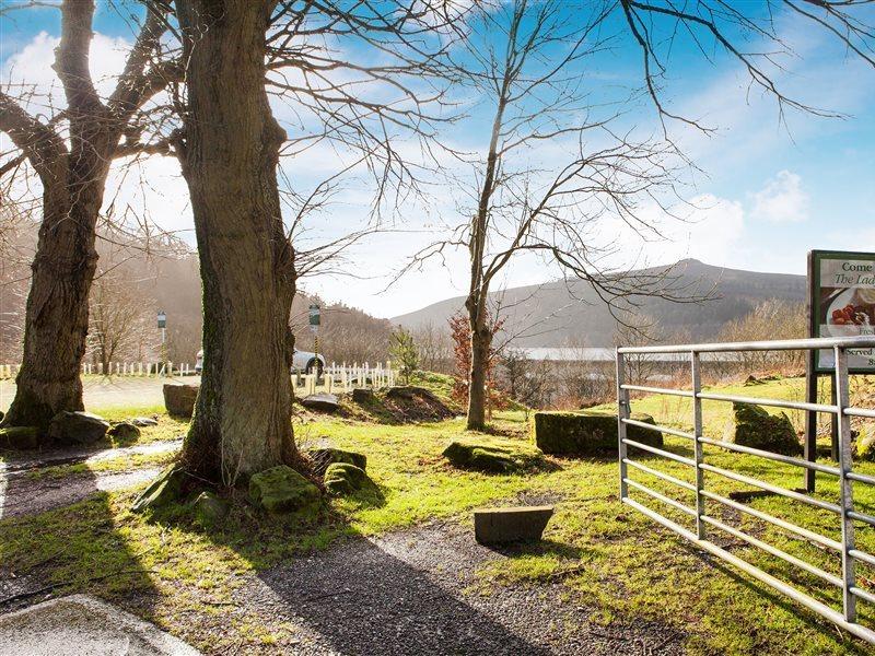 Oyo Ladybower Inn Bamford Kültér fotó